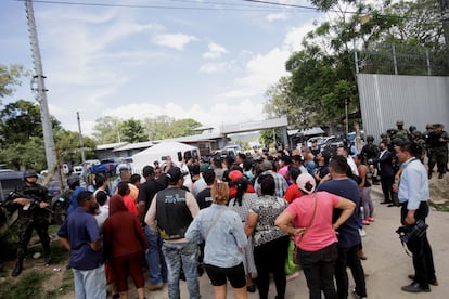 Familiares esperan noticias afuera del Centro Femenino de Adaptación Social en Tamara, el 20 de junio de 2023.