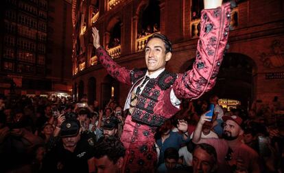 El diestro Jesús Duque, sale por la puerta grande durante el segundo festejo de la Feria de Julio de València con toros de El Parralejo. 