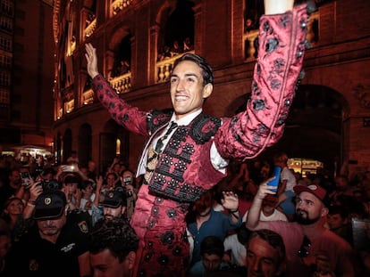 El diestro Jesús Duque, sale por la puerta grande durante el segundo festejo de la Feria de Julio de València con toros de El Parralejo. 