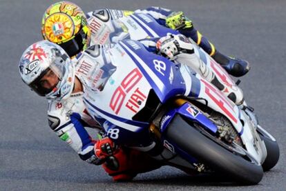 Valentino Rossi persigue a Jorge Lorenzo en el Gran Premio de Japón.