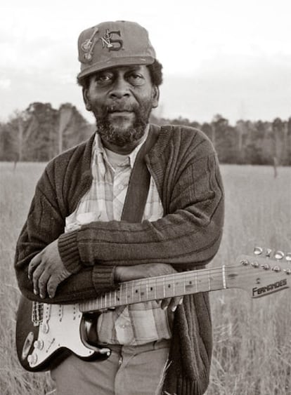 Willie King posa con su guitarra en Old Menphis, Alabama, en 1999.