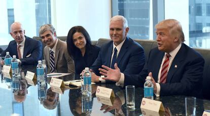 El CEO de Amazon, Jeff Bezos; Larry Page, de Alphabet; la responsable de operaciones de Facebook, Sheryl Sandberg, el vicepresidente Mike Pence y el presidente Donald Trump, en la Trump Tower en diciembre de 2016, antes de asumir el cargo