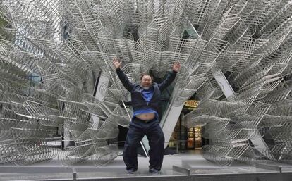 O artista Ai Weiwei com sua escultura, 'Forever'.