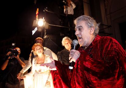 Plácido Domingo canta el chotis <i>Madrid, Madrid, Madrid</i> desde el balcón del Teatro Real, en Madrid, tras la representación.