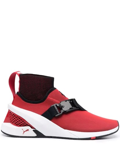 Caracterizada por su forma envolvente, la zapatilla Ferrari IONF diseñada por Puma se inspira en el diseño del SF90 Stradale, el innovador coche de Ferrari que destaca por su actitud competitiva. Con una mezcla de materiales de alto rendimiento, esta deportiva hace gala de los códigos típicos de la estética de la casa de Maranello, como el icónico Cavallino Rampante en la parte delantera y el elemento de PU indeformable con volúmenes esculturales, una referencia al diseño del alerón delantero de este supercoche de serie. Precio: 450 euros. store.ferrari.com.