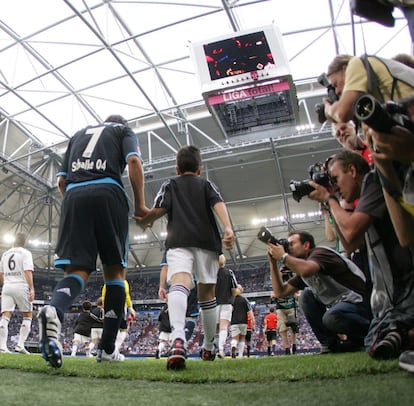 Raúl entra en el campo antes de la final de Copa entre el Schalke, equipo por el que fichó procedente del Madrid, y el Bayern de Múnich, en 2010.