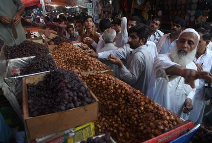 Musulmanes paquistaníes compran dátiles, con vistas al mes de ayuno del Ramadán, en Karachi.