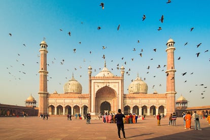 Turistas frente a la mezquita de Jama Masjid, en la Vieja Delhi.