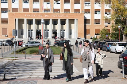 Cuatro estudiantes caminan frente a la Facultad de Farmacia de la Universidad de Complutense en Madrid el 28 de noviembre.