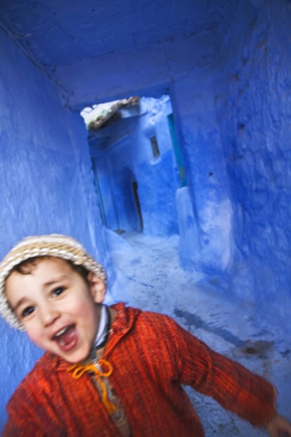 Un niño por en las calles de Chauen, ciudad del Rif marroquí.