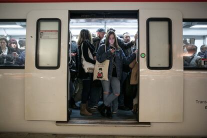 Comboi ple d'usuaris durant l'arribada a l'estació de la plaça Espanya.