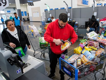 Un hombre compra alimentos en Walmart Supercenter en North Bergen, Nueva Jersey.