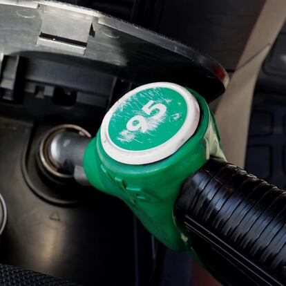 MADRID, 13/08/2021.- Un surtidor de gasolina 95 en una gasolinera en Madrid, este viernes. Los precios de carburantes y lubricantes para el transporte personal, que suben menos este año que el pasado, moderaron la inflación del transporte al 8,5 %, cuatro décimas menos que en junio, lo que contribuyó a frenar la escalada del IPC general. EFE/Juan Carlos Hidalgo