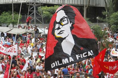 Cartaz "Dilma fica" em Belo Horizonte.