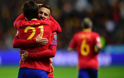 David Silva se abraza a Jordi Alba después de marcar el primer gol.
