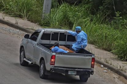 Un vehículo transporta el ataúd de una persona que ha fallecido por coronavirus en Tegucigalpa (Honduras). El país sigue sin alcanzar el pico de la pandemia, con decenas de muertos diarios y centenares de contagios, mientras que dos hospitales móviles cumplen una semana sin poder ser sacados de Puerto Cortés, en el Caribe, por presunta corrupción en su adquisición a una empresa de Turquía.