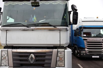 Un camión con las banderas de Ucrania y la UE en el punto fronterizo de Medyka, el 26 de noviembre.