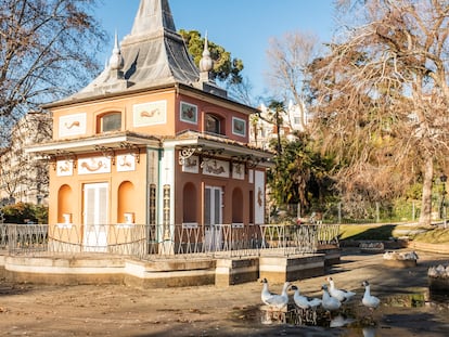 La casita del Pescador del Retiro con el estanque vacío, donde las ocas se juntan alrededor de los únicos charcos con agua.