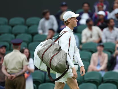 Jannik Sinner en su debut en Wimbledon 2023 portando una bolsa de Gucci.