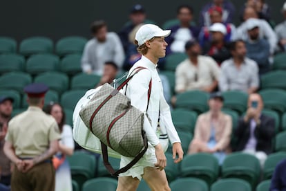 Jannik Sinner en su debut en Wimbledon 2023 portando una bolsa de Gucci.