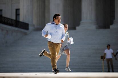 Asistentes corren en el exterior del Supremo tras las decisiones del jueves.