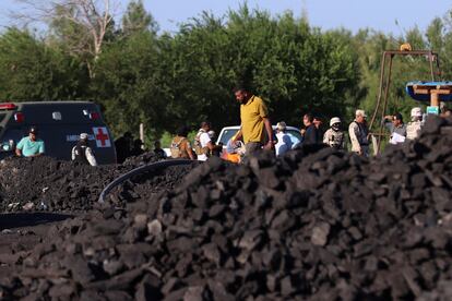 Los mineros de Coahuila se han acostumbrado a este tipo de tragedias. En junio de 2021, siete trabajadores fallecieron después del derrumbe de otra mina de carbón en la misma zona. Y hace 16 años, una explosión en la mina Pasta de Conchos acabó con la vide de 65 obreros. En la imagen, trabajos de rescate a las afueras de la mina de Sabinas.