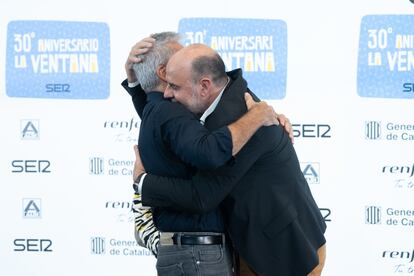 El periodista Carles Francino abraza al presentador de radio Jordi Basté.