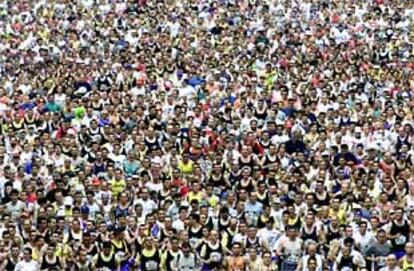 Cientos de participantes en el Maratón de Madrid, ayer, poco después de iniciar la carrera.