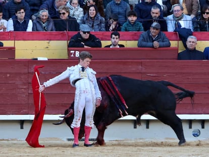 Borja Jiménez, en un pase cambiado por la espalda, al segundo de la tarde.