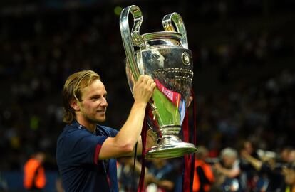 Rakitic con la copa de Campeón