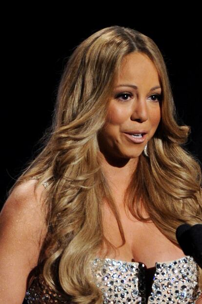 Mariah Carey, que subió al escenario con un ajustadísimo vestido dorado, dedicó unas bonitas palabras a su amiga Whitney Houston, recientemente fallecida.
