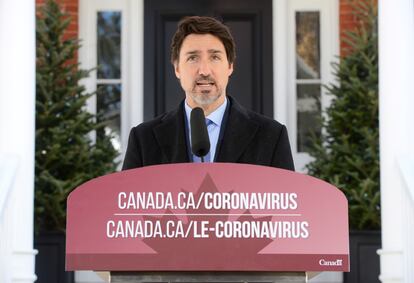 El primer ministro de Canadá, Justin Trudeau, habla al país sobre la pandemia del coronavirus desde el exterior de su vivienda en Ottawa, el 1 de abril.