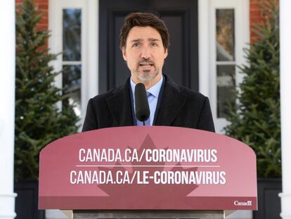 El primer ministro de Canadá, Justin Trudeau, habla al país sobre la pandemia del coronavirus desde el exterior de su vivienda en Ottawa, el 1 de abril.