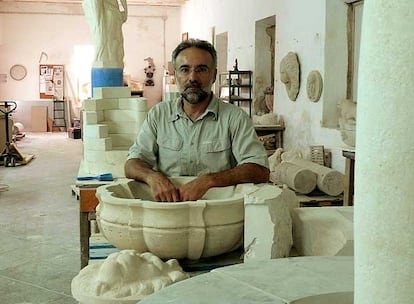 Miquel Ramis en su escuela-taller de Inca, en Mallorca.