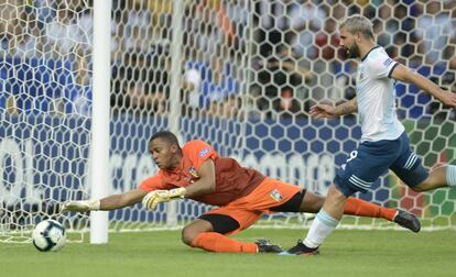 Agüero contra o goleiro Fariñez, na partida entre Argentina e Venezuela no Maracanã.