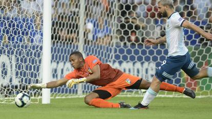 Agüero contra o goleiro Fariñez, na partida entre Argentina e Venezuela no Maracanã.