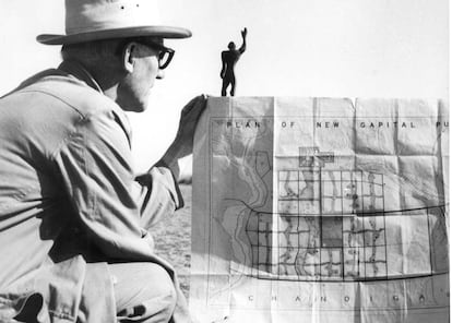 Le Corbusier con el plan maestro de de la maqueta del hombre Modulor en Chandigarh. Tras el objetivo, su mano derecha Pierre Jeanneret.