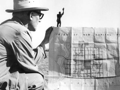 Le Corbusier con el plan maestro de de la maqueta del hombre Modulor en Chandigarh. Tras el objetivo, su mano derecha Pierre Jeanneret.