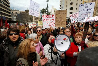 En Alicante la concentración ha llenado la plaza de la Montañeta con más de 3.500 personas, que han ocupado también algunos tramos de las calles colindantes, según han informado a Efe fuentes de CC OO-PV.EFE.