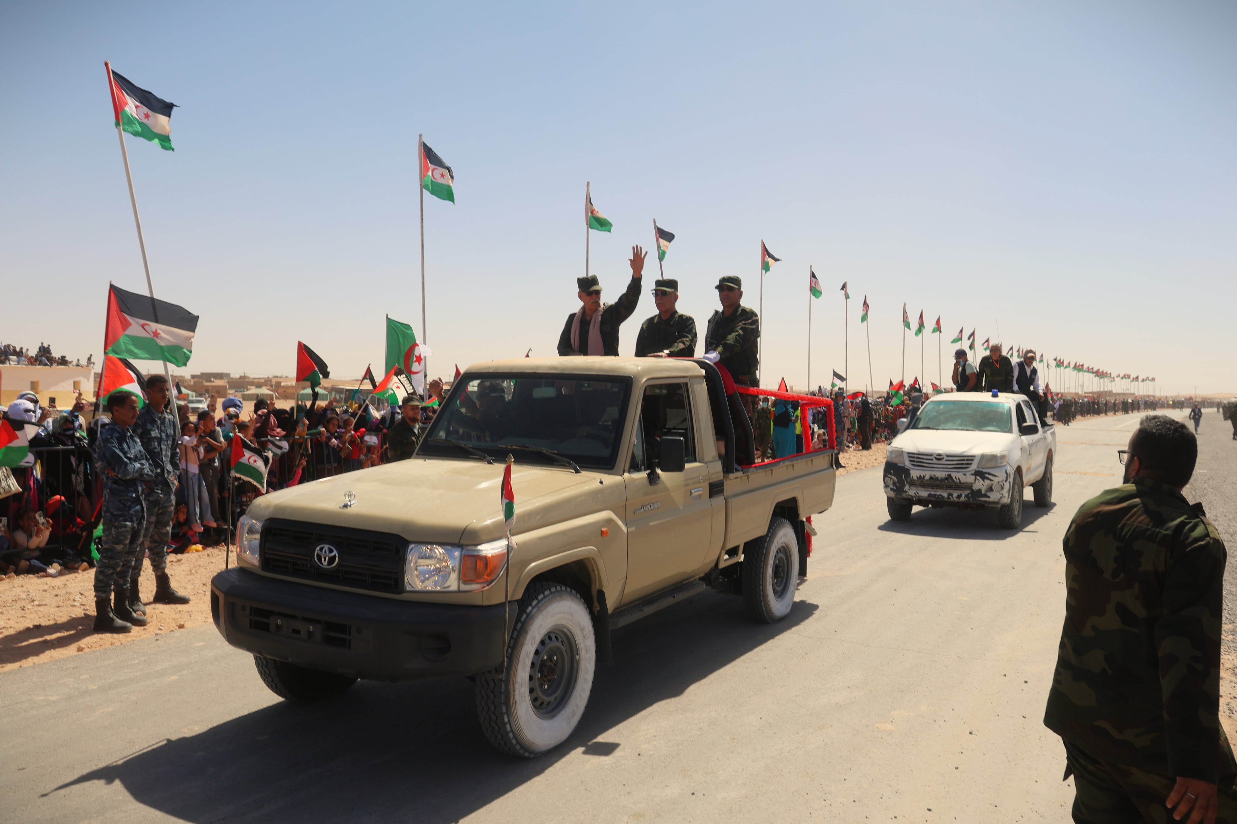 El líder del Frente Polisario, Brahim Gali, saluda durante un desfile militar en el campo de refugiados Auserd, en el oeste de Argelia, el 8 de abril.