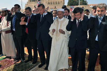 El primer ministro turco, Recep Tayyip Erdogan, con el presidente del Consejo de Transición libio, Mustafá Abdel Yalil, en Trípoli.