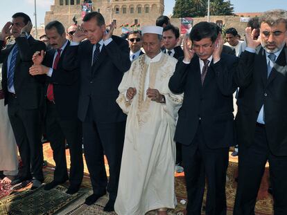 El primer ministro turco, Recep Tayyip Erdogan, con el presidente del Consejo de Transición libio, Mustafá Abdel Yalil, en Trípoli.