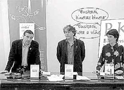 Jon Kortazar, Javier Gómez-Montero y Begoña Kuartango (de izquierda a derecha), ayer, en Bilbao.