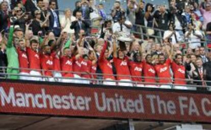 Fotograf&iacute;a de archivo tomada el pasado 11 de agosto que muestra c&oacute;mo el Manchester United celebra el t&iacute;tulo FA Community Shield en el estadio de Wembley (Reino Unido).