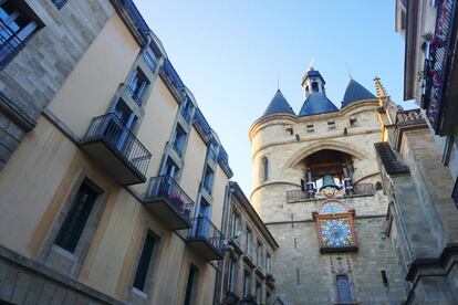 La Grosse Cloche es el último vestigio de las murallas erigidas en el siglo XIII para defender la ciudad.