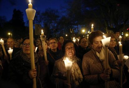 Miembros de la Hermandad de la Pasión del Señor participan en el traslado de la imagen de la Dolorosa en Pamplona, el pasado 31 de marzo.