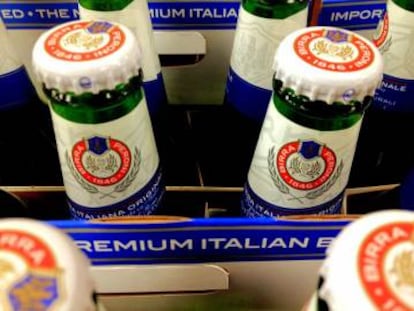 Caja de botellas de la cerveza italiana Peroni.