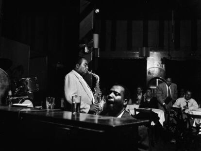 Charlie Parker (1920-1955) al saxo y Thelonious Monk al piano, en el Open Door Cafe de Nueva York en 1953.