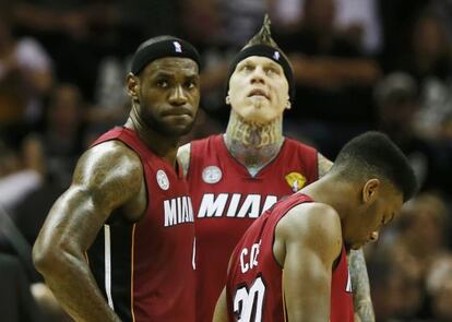 LeBron, Andersen y Cole durante el partido.