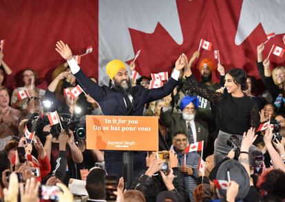 El líder del PND, Jagmeet Singh, y su esposa, Gurkiran Kaur, en Burnaby, BC, el 21 de octubre de 2019. Después de Justin Trudeau, que ha amarrado un segundo mandato pese al declive en las urnas, el gran ganador de la noche es el Bloque Quebequés, el partido nacionalista de Quebec, que ha dado un salto de los 10 a los 32 escaños.